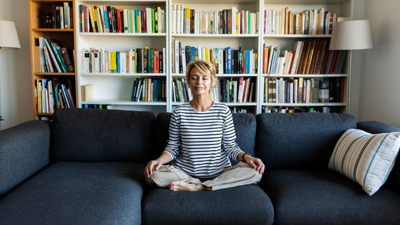 Mulher pratica meditação para lidar com a ansiedade
