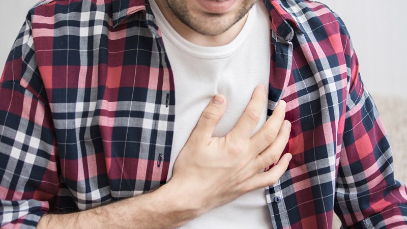 Homem com falta de ar e dor no peito devido a insuficiência cardíaca