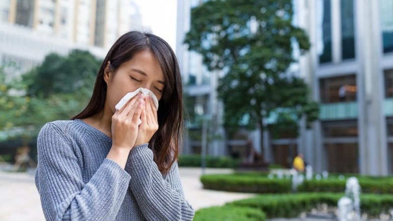 Mulher com alergias ao pólen