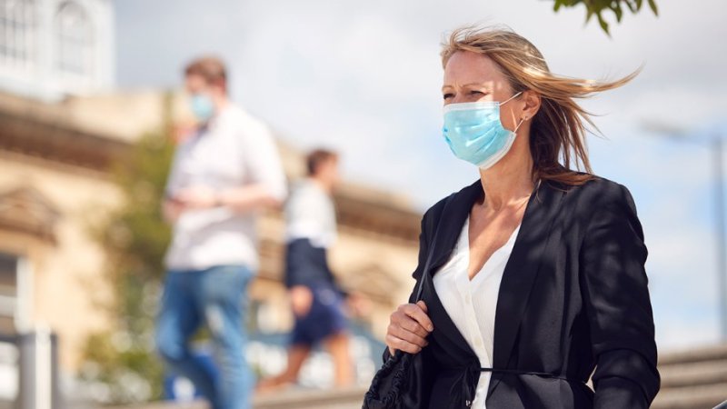 Mulher com imunidade à COVID-19