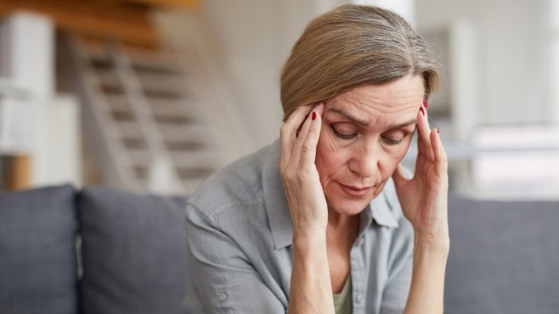 Mulher com dor de cabeça associada a aneurisma cerebral