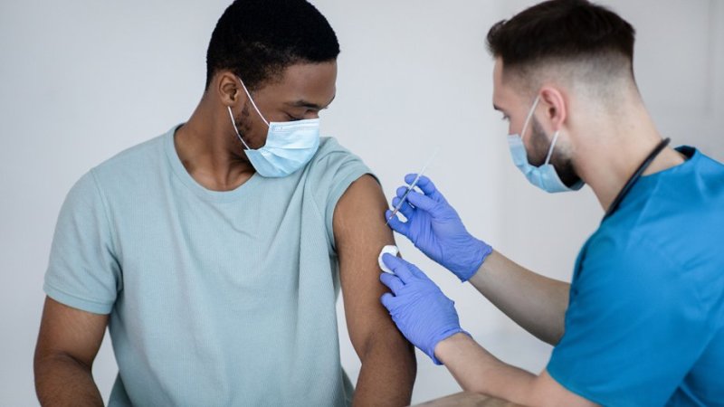 Enfermeiro administra vacina de COVID-19 a homem