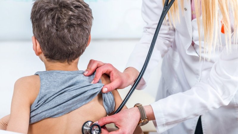 Criança em consulta de rotina antes do regresso às aulas