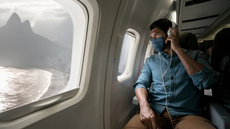 homem num avião com máscara