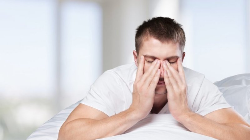 Homem que sofre de apneia do sono acorda cansado