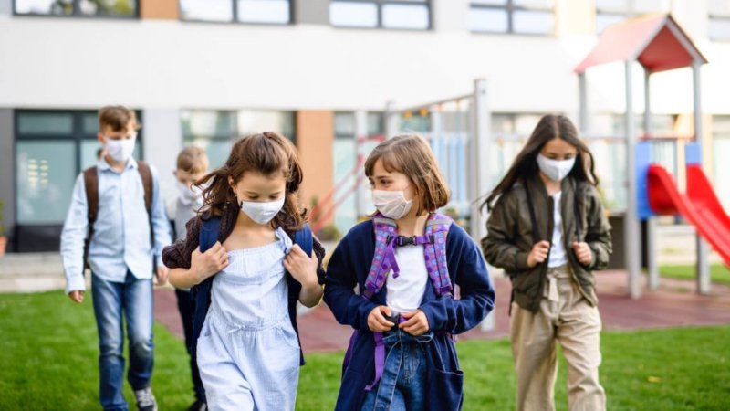 Crianças regressam à escola após pandemia por COVID-19