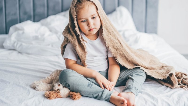 Criança com síndrome mão-pé-boca