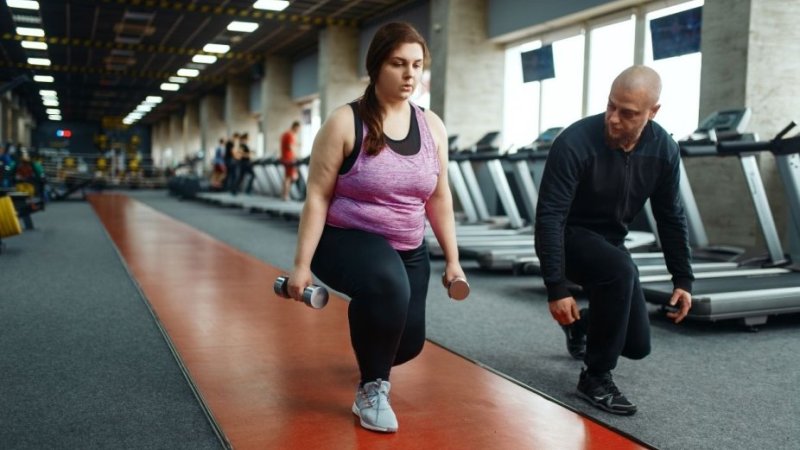 Mulher pratica exercício físico como parte do tratamento da síndrome metabólica