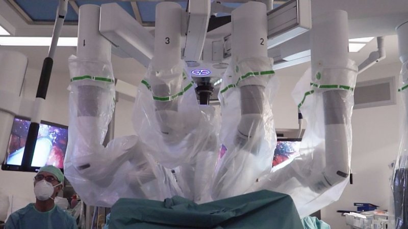Equipa médica faz cirurgia robótica em Urologia