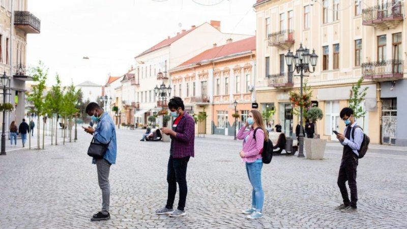 Pessoas cumprem distância de segurança como medida de prevenção contra a variante Ómicron