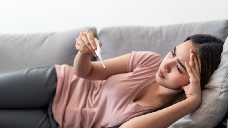 Mulher com sintomas de síndrome do choque tóxico