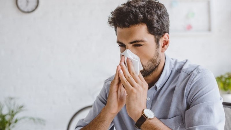 Homem com nariz entupido