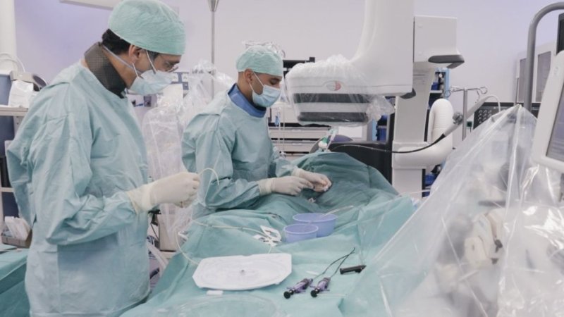 Médicos cardiologistas operam doente com insuficiência da válvula tricúspide