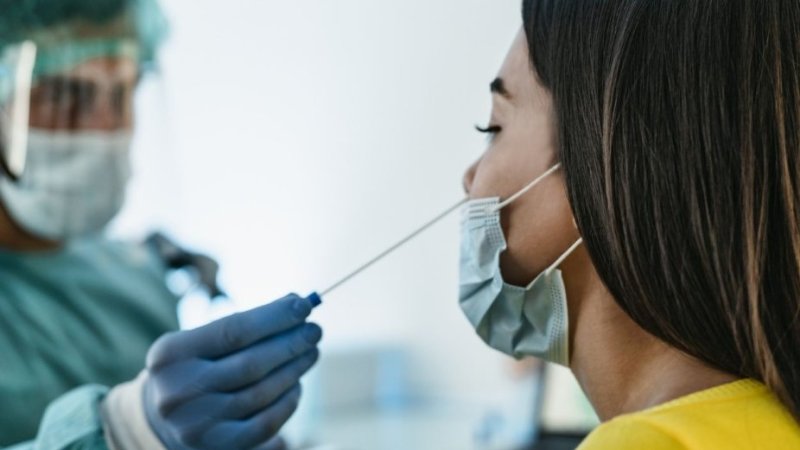 Mulher faz teste para diagnóstico de reinfeção por COVID-19