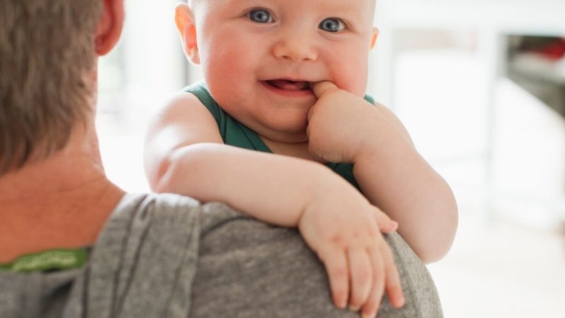 Bebé com freio da língua curto