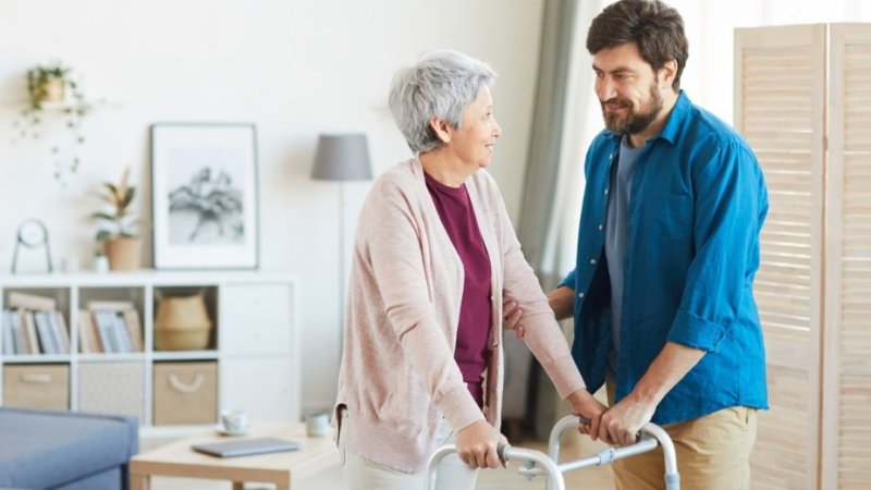 Familiar assume papel de cuidador de mulher idosa