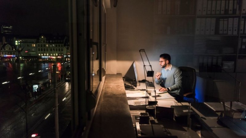 Homem com trabalho por turnos