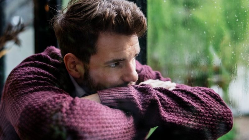 Homem com depressão sazonal