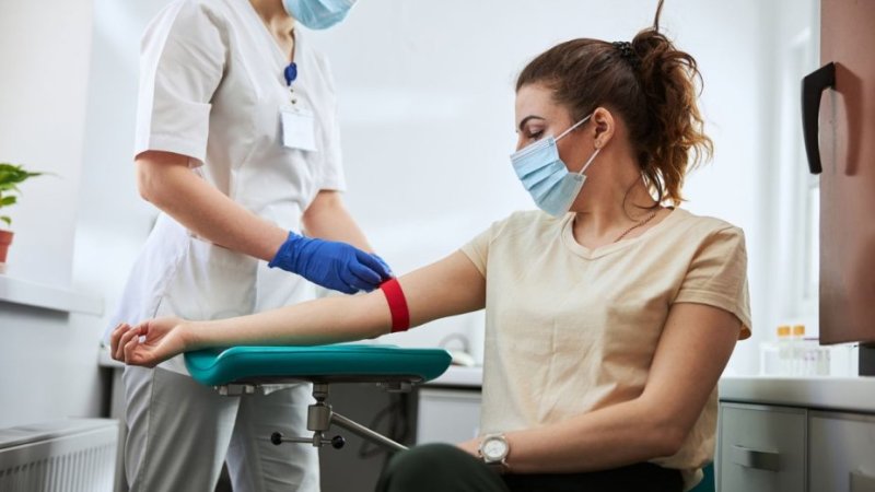 Mulher faz análises ao sangue para avaliar níveis de eritrócitos