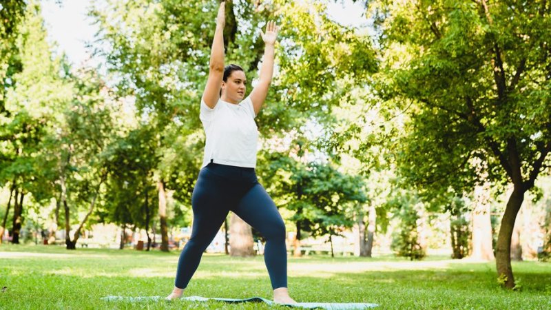 Mulher faz exercício ao ar livre após cirurgia da obesidade para melhor preparar a sua gravidez