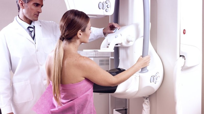 Mulher faz vigilância do cancro da mama através de mamografia