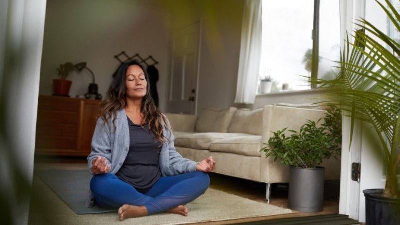 Mulher pratica meditação