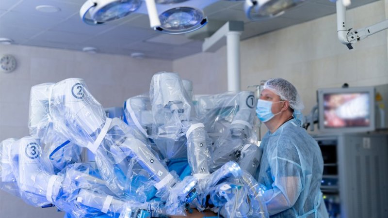 Médico faz cirurgia robótica