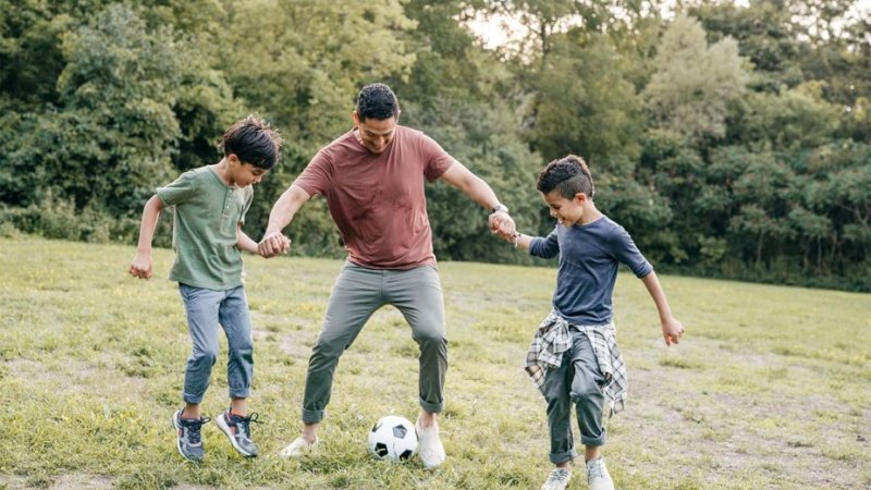 Pai ensina filhos a perder durante jogo de futebol