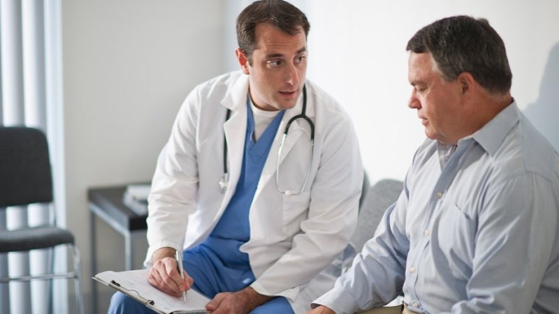 Médico fala com homem sobre cancro do reto