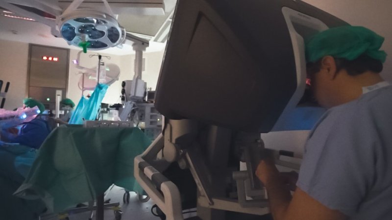 Médico cirurgião realiza cirurgia robótica