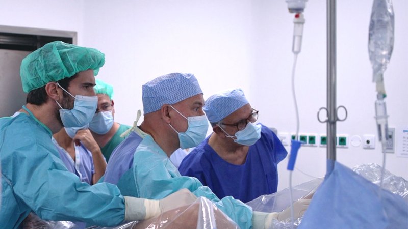 Equipa médica faz cirurgia com aquablação para tratar homem com hiperplasia benigna da próstata