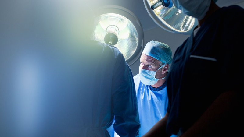 Equipa de cirurgia realiza lipoaspiração