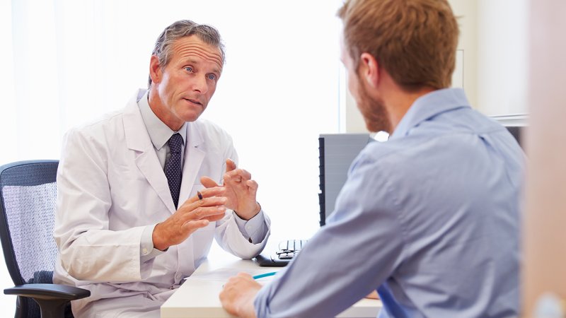 Homem jovem com suspeita de Síndrome de Lynch marca consulta de genética com médico