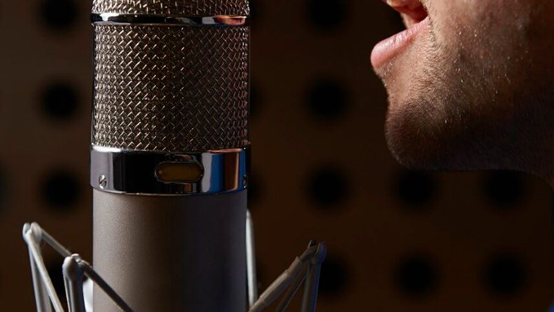 Homem a falar ao microfone