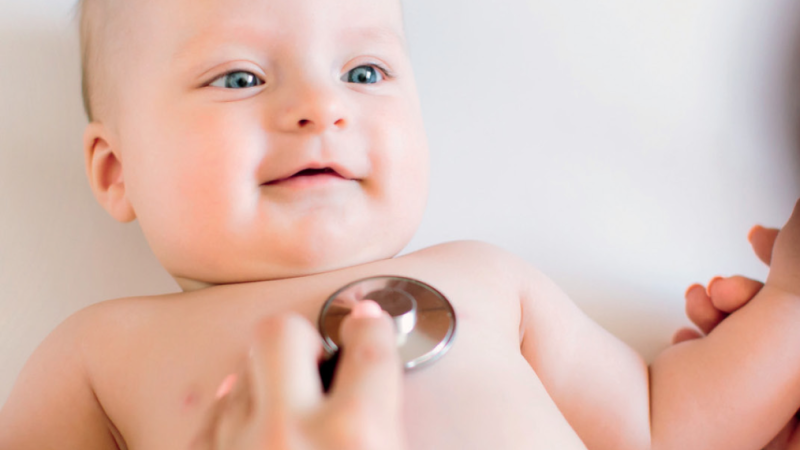 Bebé com estetoscópio