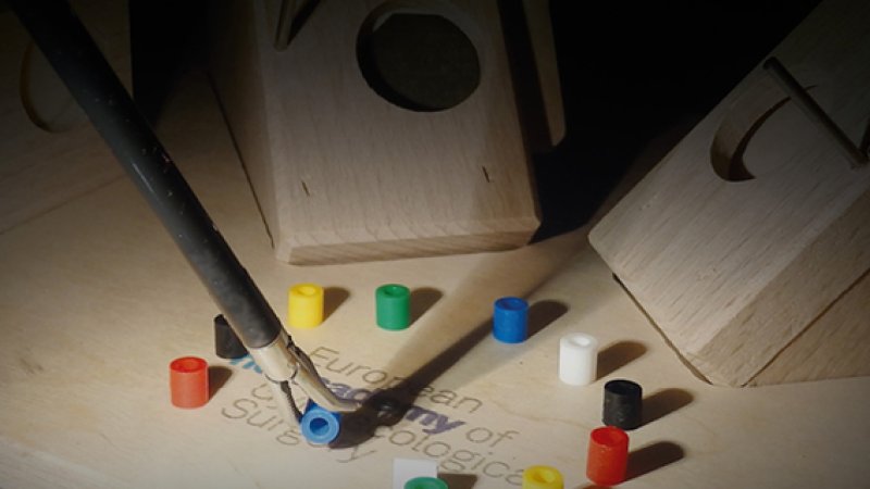 peças coloridas no chão