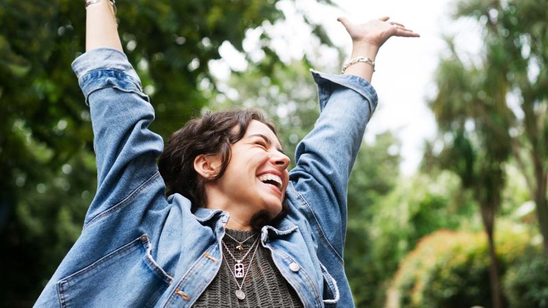 Mulher com autoestima diverte-se na natureza.