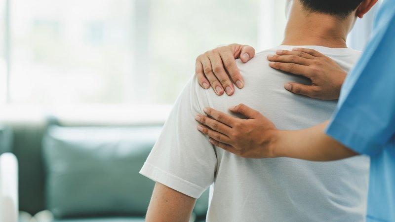 Fisioterapeuta faz massagem para contraturas.