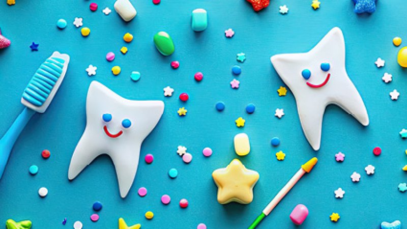 Fundo azul vibrante com vários elementos coloridos espalhados, incluindo duas figuras de dentes sorridentes, estrelas, pequenos confeitos e escovas de dentes.