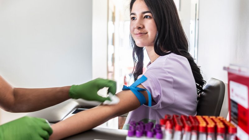 Mulher tira sangue para análises.