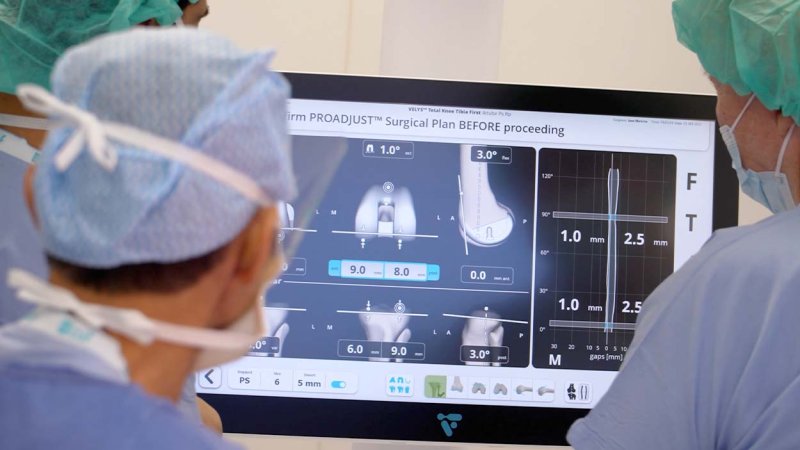 Médicos realizam cirurgia de joelho.