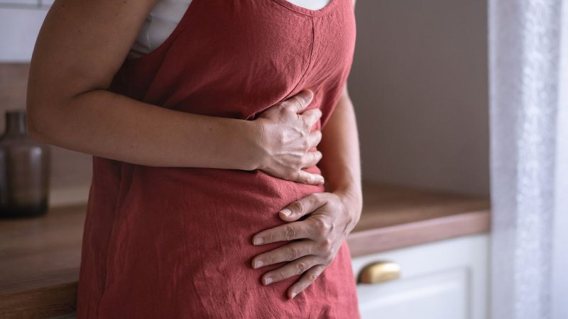 Mulher doente com norovírus.