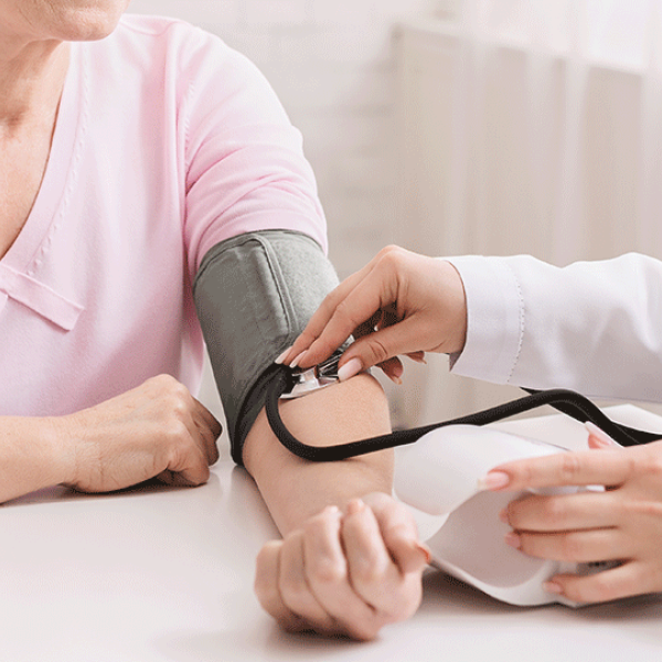Médico verifica se mulher tem valores ideais de tensão arterial