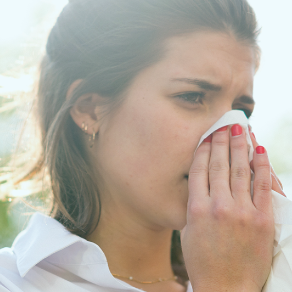 Mulher sem a toma da vacina antialérgica