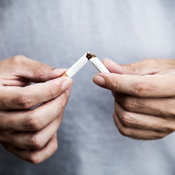 Homem que está a deixar de fumar