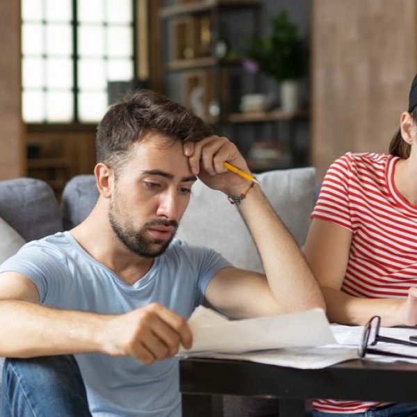 Homem e mulher demonstram sinais de ansiedade financeira