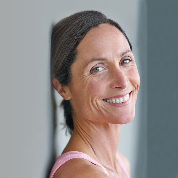 Mulher de meia idade a sorrir