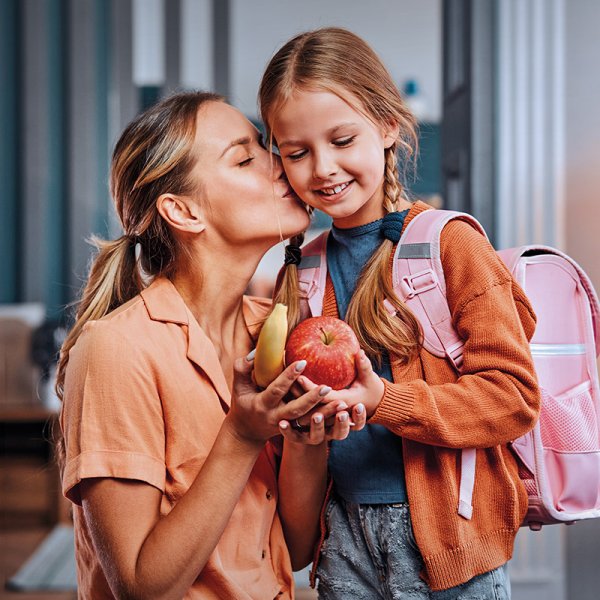 Mãe prepara regresso às aulas da filha