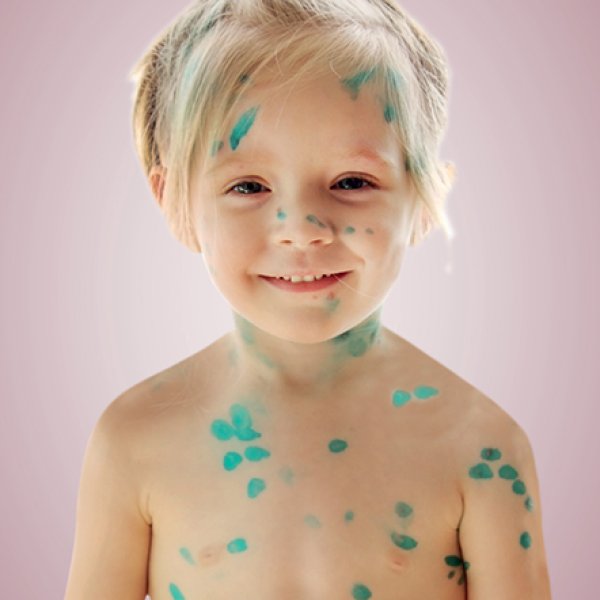 criança manchada com tinta