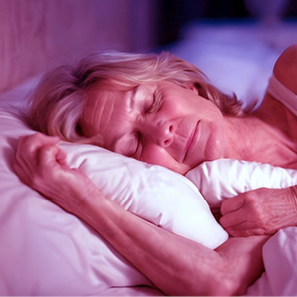 mulher de meia idade a dormir